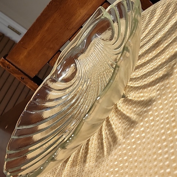 Seashell Shaped Clear Glass Bowl / Dish - Picture 4 of 8